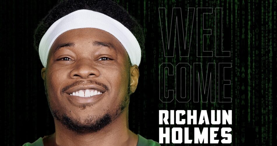 Ο Richaun Holmes με τη φανέλα του Παναθηναϊκού σε φωτογραφία καλωσορίσματος.