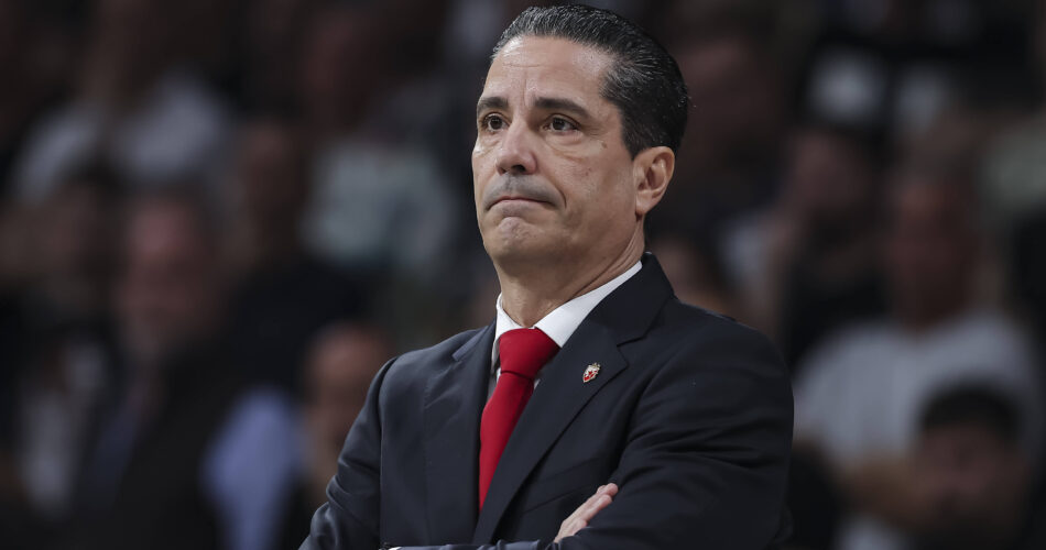 Ο Γιάννης Σφαιρόπουλος σε αγώνα EuroLeague, με σοβαρή έκφραση, εκπροσωπώντας την εμπειρία και το πάθος του ως κορυφαίος προπονητής.