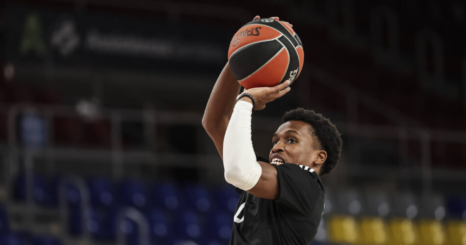 Ο T.J. Shorts με τη μπάλα σε αγώνα της EuroLeague
