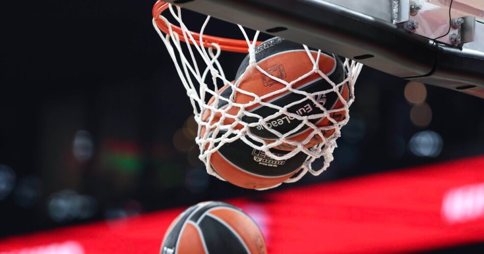 Μπάλα της EuroLeague μέσα στο καλάθι, με Μακάμπι και Χάποελ Τελ Αβίβ να ζητούν να επιστρέψουν οι αγώνες στο Τελ Αβίβ