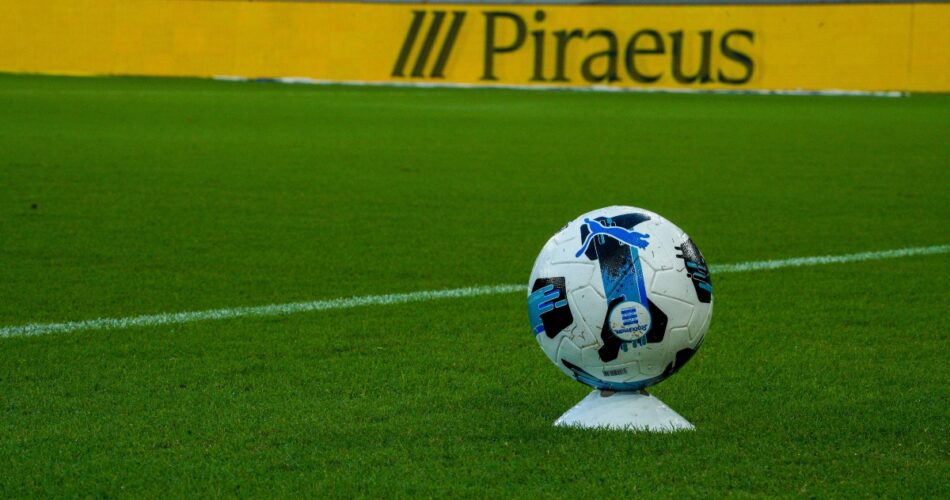 Μπάλα της Super League στο χορτάρι πριν από αγώνα – αλλαγές σε πάγκους προπονητών