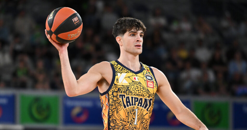 Ο Τάραν Άρμστρονγκ με τη φανέλα των Cairns Taipans πριν τη μεταγραφή του στη Dubai BC
