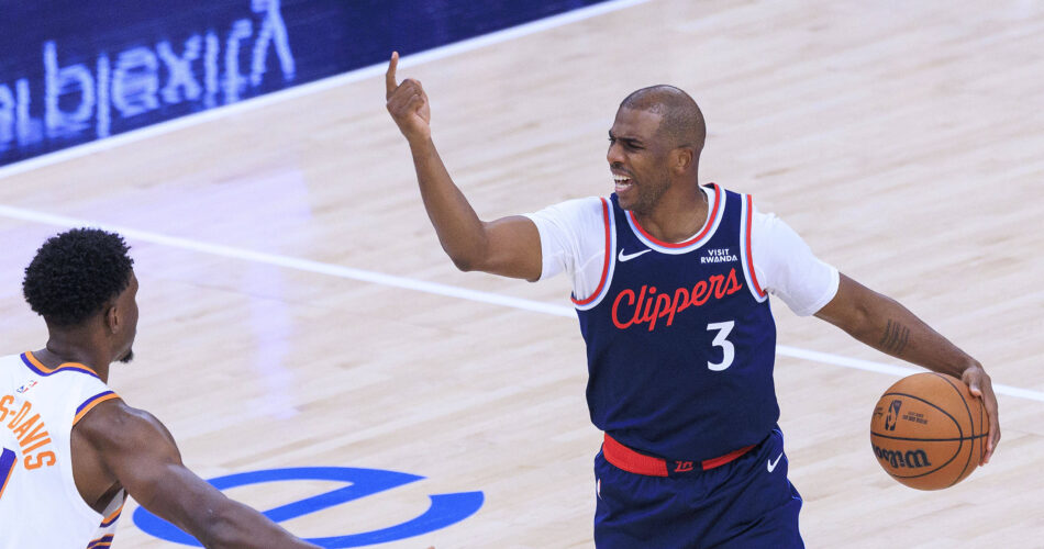 Ο Κρις Πολ με τη φανέλα των Clippers σε αγώνα του NBA, σε φάση δημιουργίας