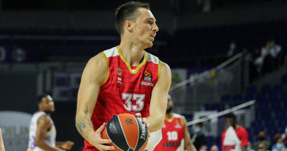 Ο Ντανίλο Άντζουσιτς σε αγώνα EuroLeague, κατά τη διάρκεια προσπάθειας, λίγο πριν την υπογραφή του στον Άρη Betsson.