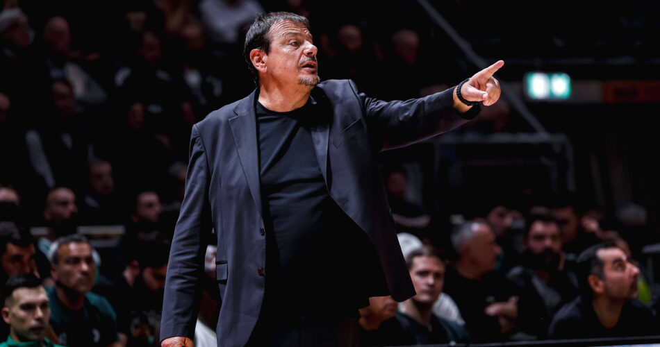 Προπονητής του Παναθηναϊκού σε στιγμιότυπο πριν τον αγώνα με τον Ερυθρό Αστέρα στη EuroLeague