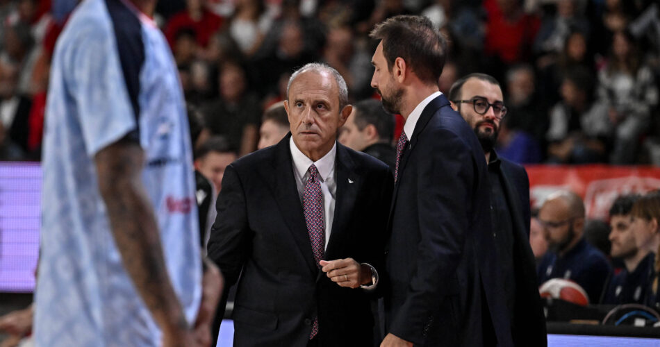 Ο Έτορε Μεσίνα και ο Πέπε Ποέτα σε στιγμιότυπο από τον πάγκο της Αρμάνι Μιλάνο κατά τη διάρκεια αγώνα