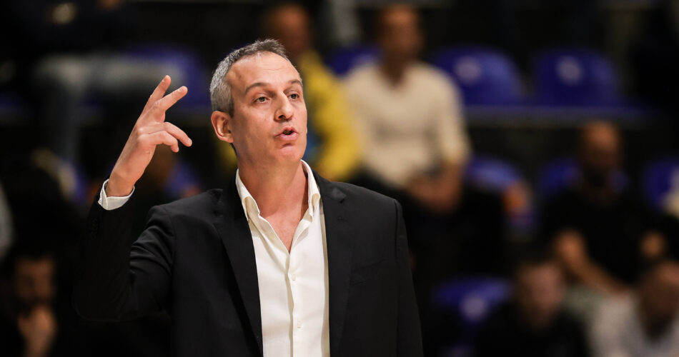 Ο Όντεντ Κάτας δίνει οδηγίες σε αγώνα της Μακάμπι, την ώρα που ο σύλλογος εκφράζει επίσημη στήριξη στο πρόσωπό του
