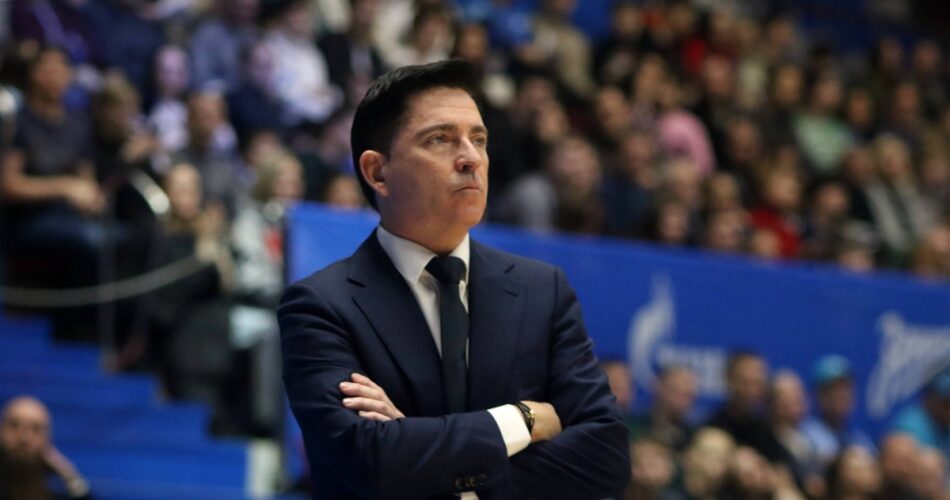 Ο Τσάβι Πασκουάλ στον πάγκο, λίγο πριν επιστρέψει στη Μπαρτσελόνα με συμβόλαιο έως το 2028.