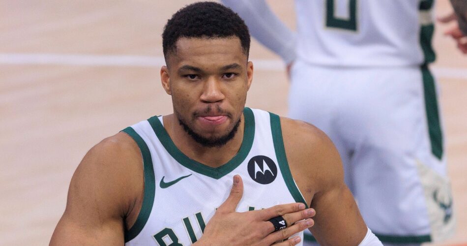 O Greek Freak με τη φανέλα των Μπουλς λίγο πριν το τζάμπολ στο NBA.