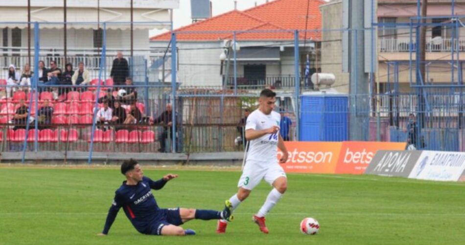 Ο Γιώργος Βήχος σε δράση σε αγώνα της Super League 2, στόχος του Παναθηναϊκού για τη θέση του αριστερού μπακ.