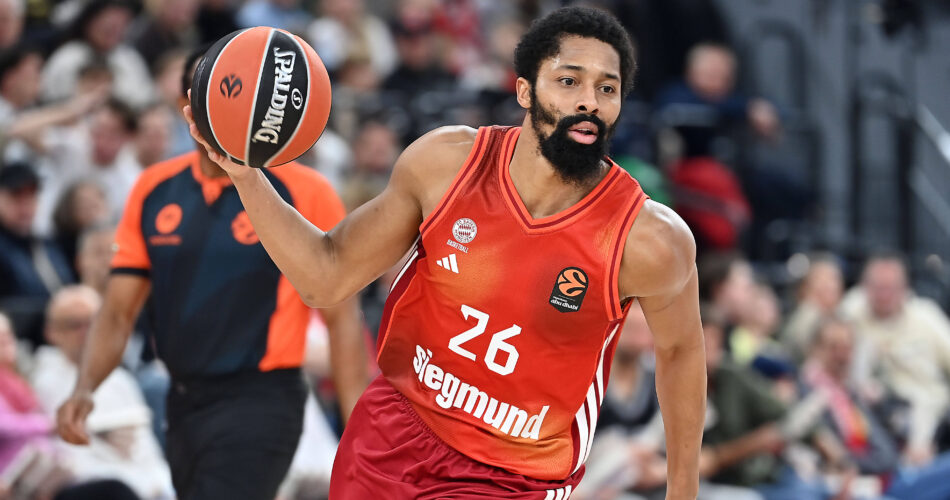 Ο Σπένσερ Ντίνγουιντι (Spencer Dinwiddie) με τη φανέλα της Μπάγερν Μονάχου κατά τη διάρκεια αγώνα Euroleague.
