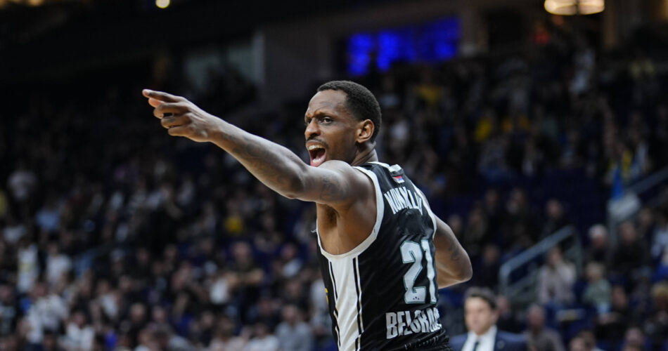 Ο Τζέιμς Νάναλι (James Nunnally) με τη φανέλα της Παρτίζαν Βελιγραδίου, φωνάζει και δείχνει με το χέρι.