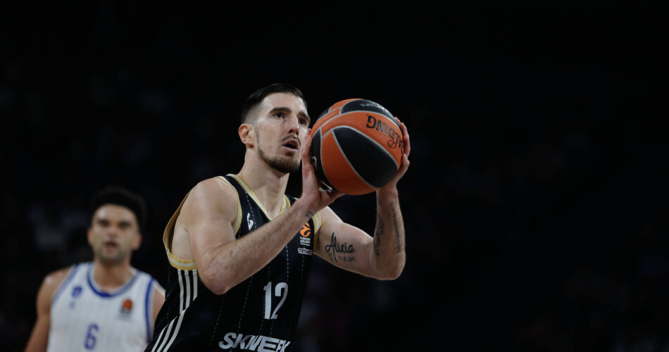 Ο Νάντο Ντε Κολό (Nando De Colo) με τη φανέλα της Βιλερμπάν σε αγώνα EuroLeague, πριν τη μεταγραφή του στη Φενερμπαχτσέ.