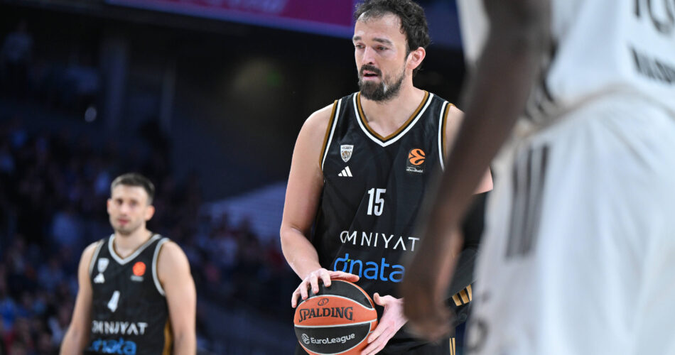 Ο Σερτάκ Σανλί αγωνίζεται με τη φανέλα της Ντουμπάι στη EuroLeague λίγο πριν την αποχώρησή του για την Μπεσίκτας