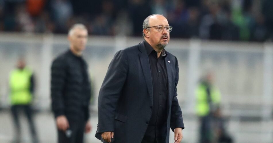 O Ράφα Μπενίτεθ στο ματς του Παναθηναϊκού με τη Βικτόρια Πλζεν.