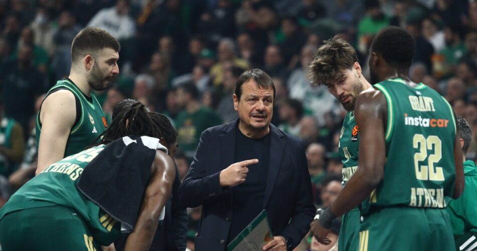 Ο Έργκιν Άταμαν δίνει οδηγίες σε τάιμ άουτ του Παναθηναϊκού στο ματς με τη Ρεάλ Μαδρίτης για την EuroLeague.
