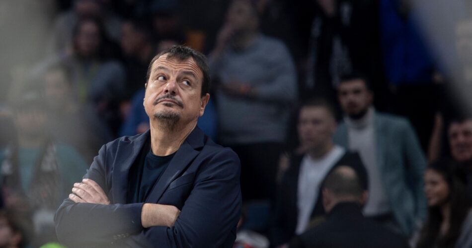 Ο Έργκιν Αταμάν σε αγώνα Basket League στον πάγκο του Παναθηναϊκού