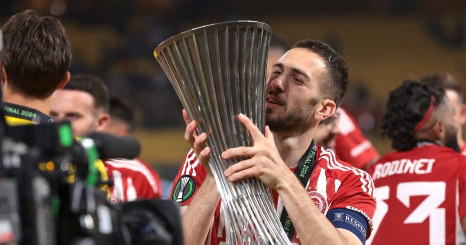Κώστας Φορτούνης με το τρόπαιο του Conference League