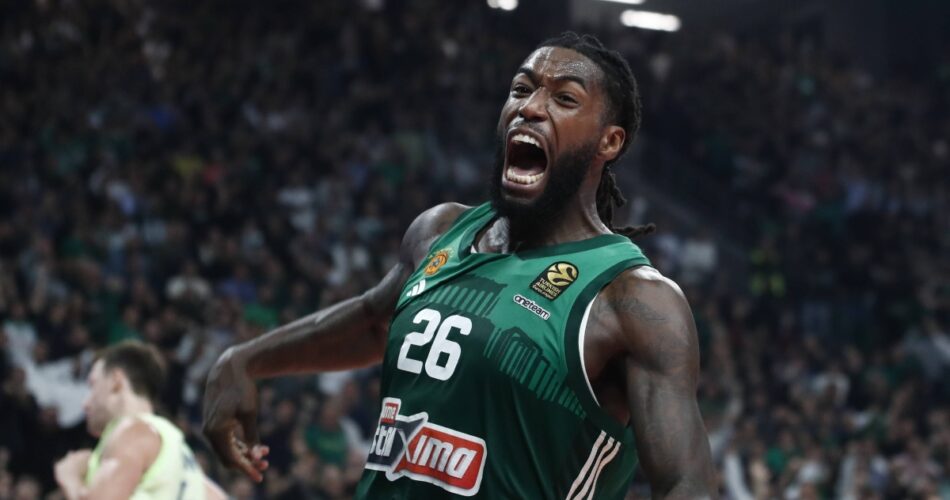 Ο Ματίας Λεσόρ πανηγυρίζει σε αγώνα EuroLeague με τη φανέλα του Παναθηναϊκού.