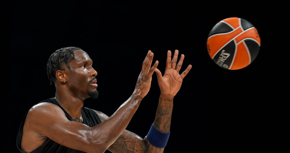 Ο Νάιτζελ Χέιζ-Ντέιβις με την μπάλα της Euroleague, η νέα μεταγραφή του Παναθηναϊκού AKTOR.