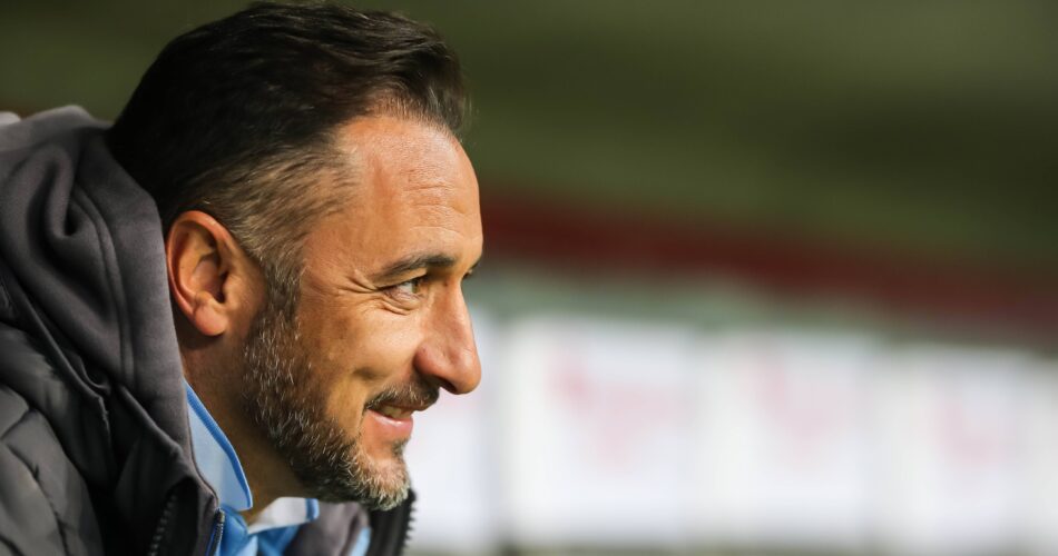 Κοντινό προφίλ του χαμογελαστού Βίτορ Περέιρα με αθλητικό μπουφάν, ο οποίος αναλαμβάνει τη Νότιγχαμ Φόρεστ.