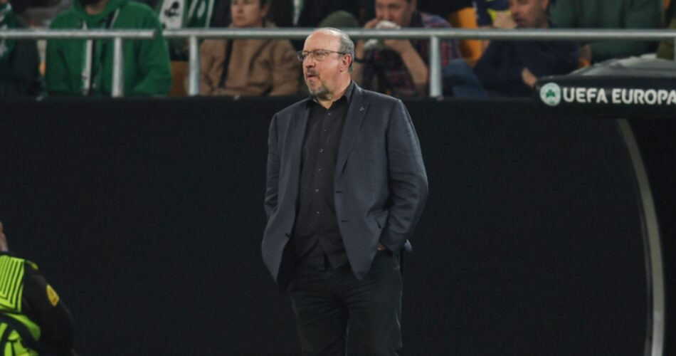 Ο Ράφα Μπενίτεθ στον πάγκο σε αγώνα Europa League με την Μπέτις