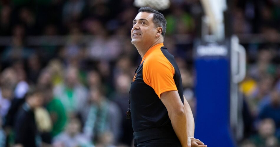 Ο Ντάνιελ Ιερεθουέλο σε αγώνα της EuroLeague ως διαιτητής