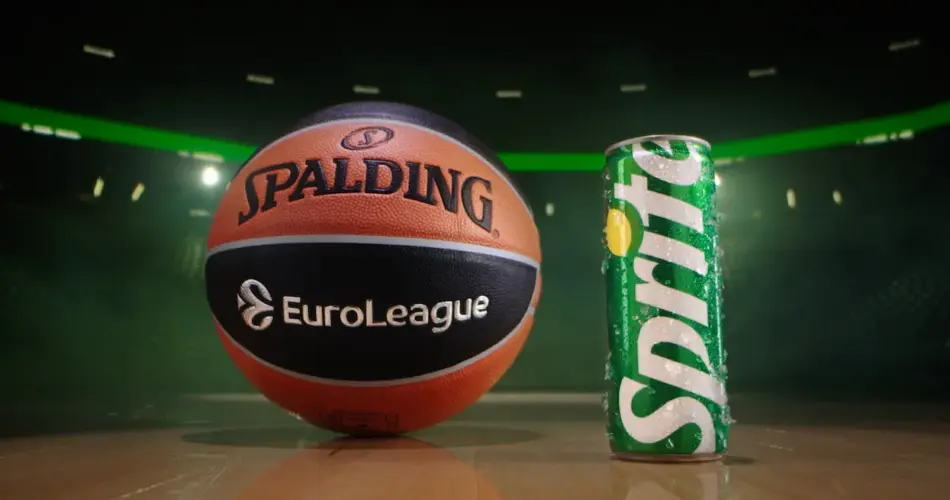 Επίσημη μπάλα της Euroleague και κουτάκι Sprite, στο πλαίσιο της ανακοίνωσης για τη συνεργασία τους στο Final Four της Αθήνας το 2026.