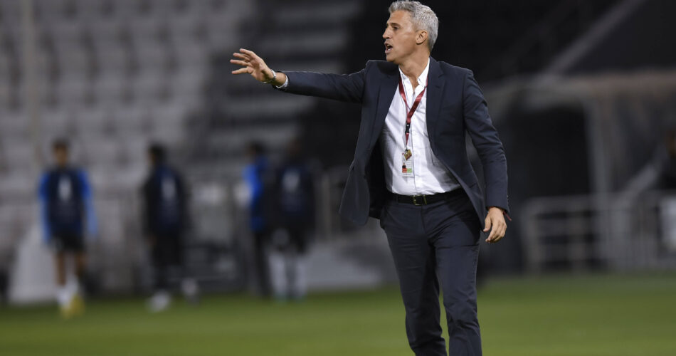 Ο Αργεντινός προπονητής Ερνάν Κρέσπο σε έντονη στιγμή καθοδήγησης κατά τη διάρκεια αγώνα της Σάο Πάολο.