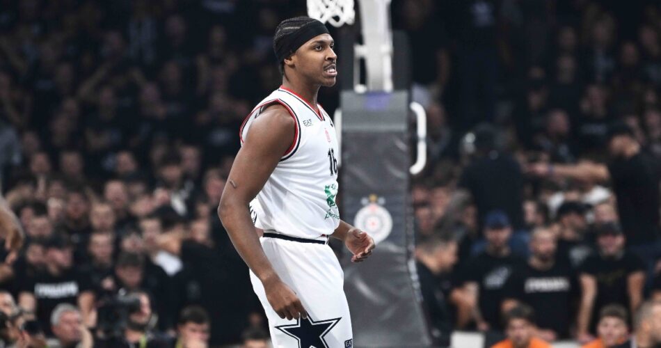 Ο Ζακ Λεντέι σε αγώνα της Αρμάνι Μιλάνο στην EuroLeague