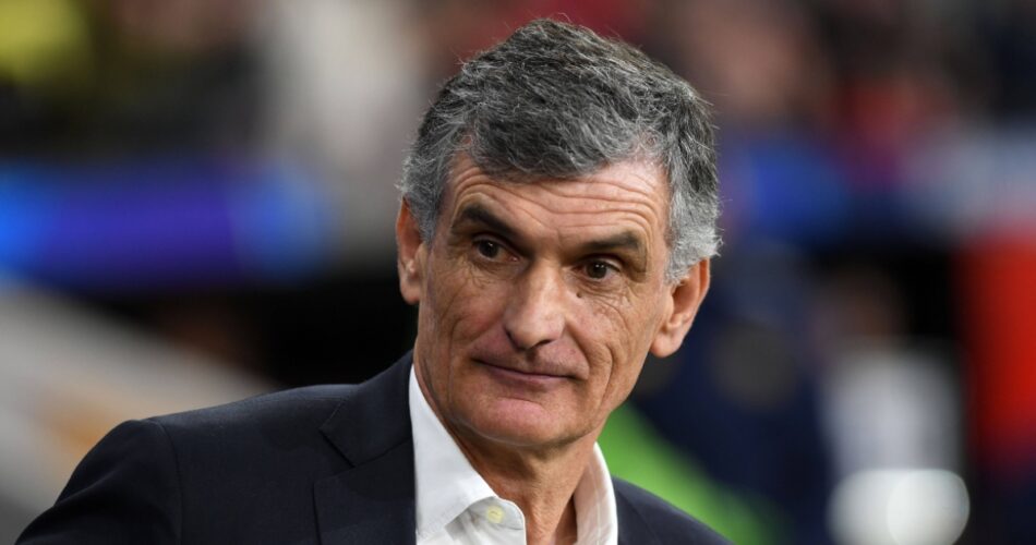 Ο Χοσέ Λουίς Μεντιλίμπαρ στον πάγκο του Ολυμπιακού σε αγώνα