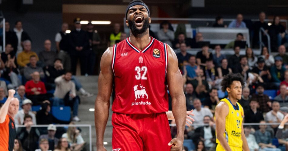 Ο Τζος Νίμπο σε αγώνα της Αρμάνι Μιλάνο στην EuroLeague