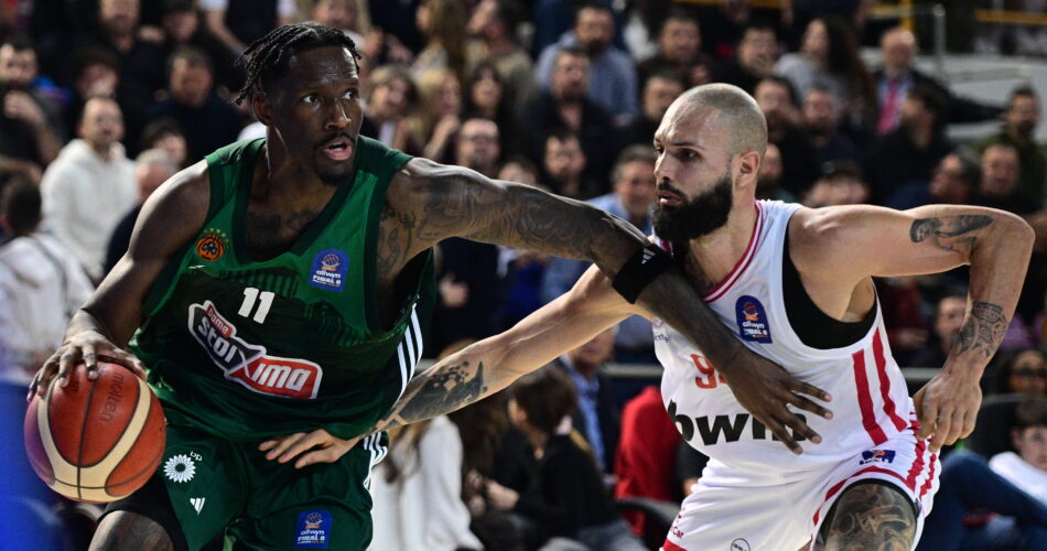 Ο Nigel Hayes-Davis του Παναθηναϊκού με την πράσινη εμφάνιση σε φάση από ντέρμπι αιωνίων.
