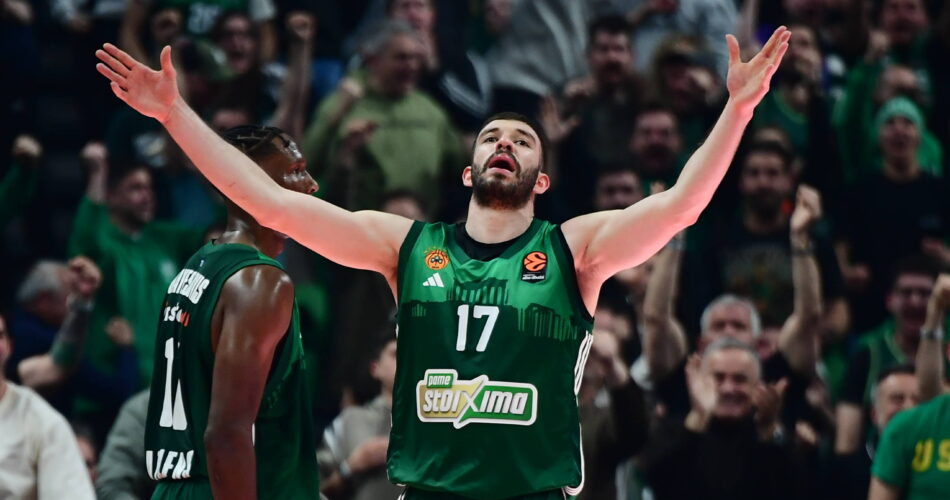 Ο Νίκος Ρογκαβόπουλος με τη φανέλα του Παναθηναϊκού στο ΟΑΚΑ