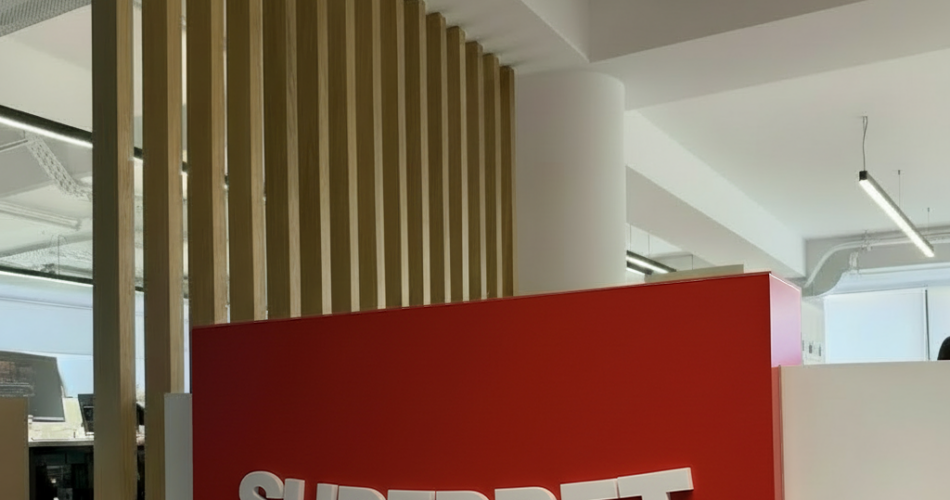 Το λογότυπο της Superbet στην υποδοχή των νέων γραφείων της εταιρείας στην Ελλάδα