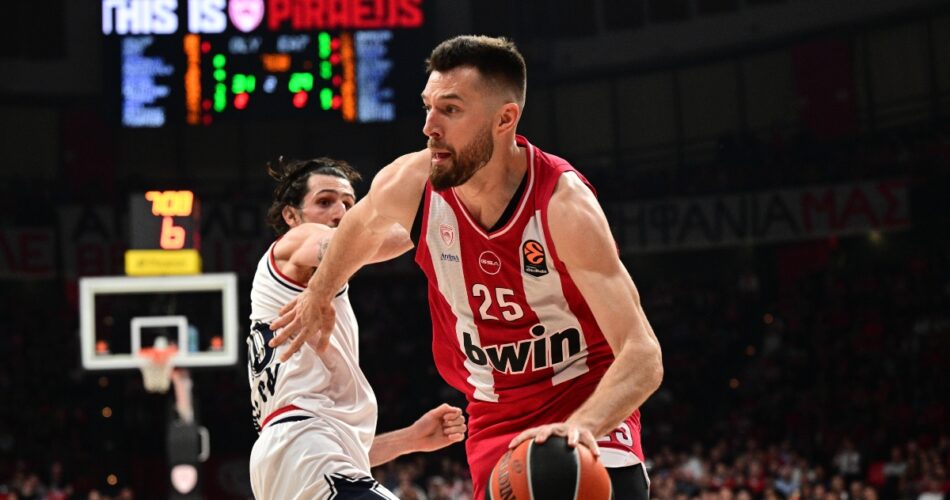 Ο Άλεκ Πίτερς σε αγώνα του Ολυμπιακού στην EuroLeague