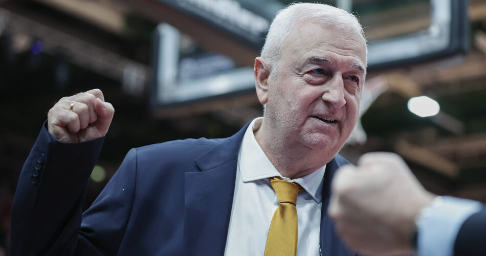 Ο προπονητής της ΑΕΚ, Ντράγκαν Σάκοτα, με υψωμένη γροθιά μετά την πρόκριση στο BCL Final Four 2026.