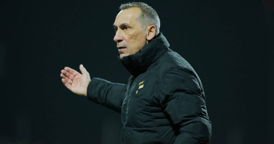 Ο Γιώργος Δώνης στον πάγκο ομάδας στη Saudi Pro League