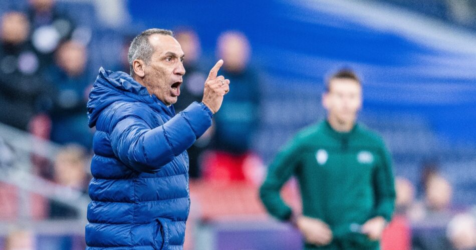 Ο Γιώργος Δώνης στον πάγκο ομάδας στη Saudi Pro League