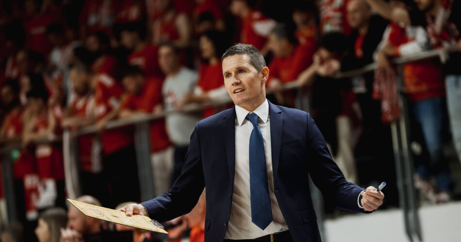 Ο προπονητής Γιάκα Λάκοβιτς δίνει οδηγίες κατά τη διάρκεια αγώνα της Γκραν Κανάρια