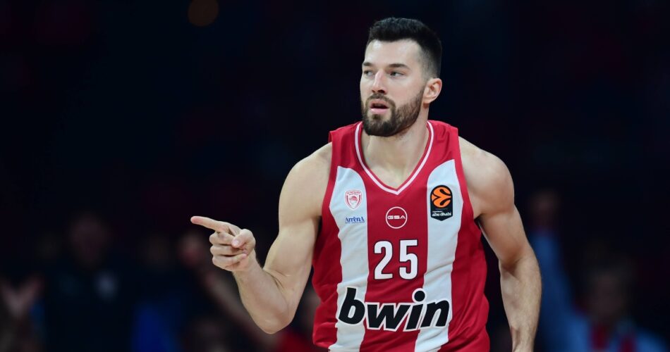 Ο Άλεκ Πίτερς σε αγώνα του Ολυμπιακού στην EuroLeague