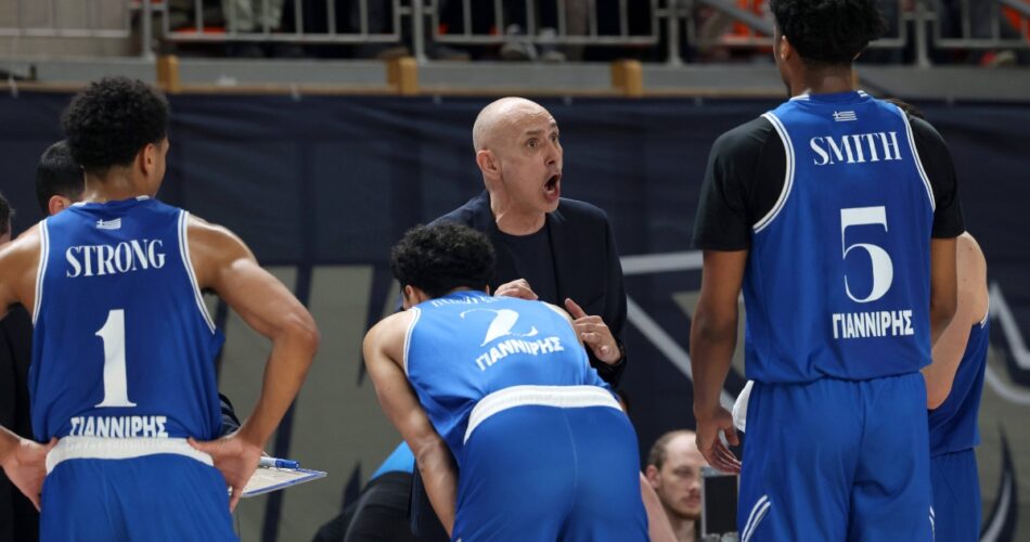 Ο Ζόραν Λούκιτς ως προπονητής του Ηρακλή σε αγώνα μπάσκετ
