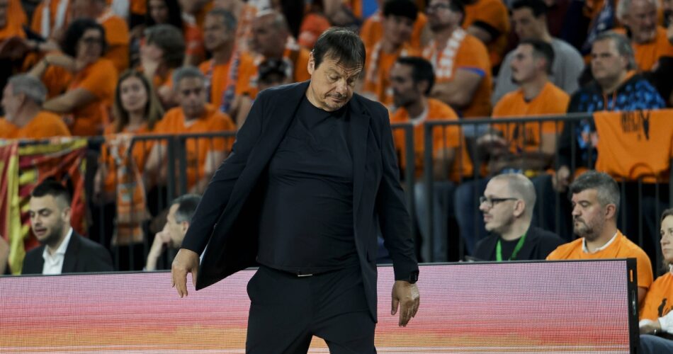 Ο Εργκίν Αταμάν στον πάγκο του Παναθηναϊκού απέναντι στη Βαλένθια