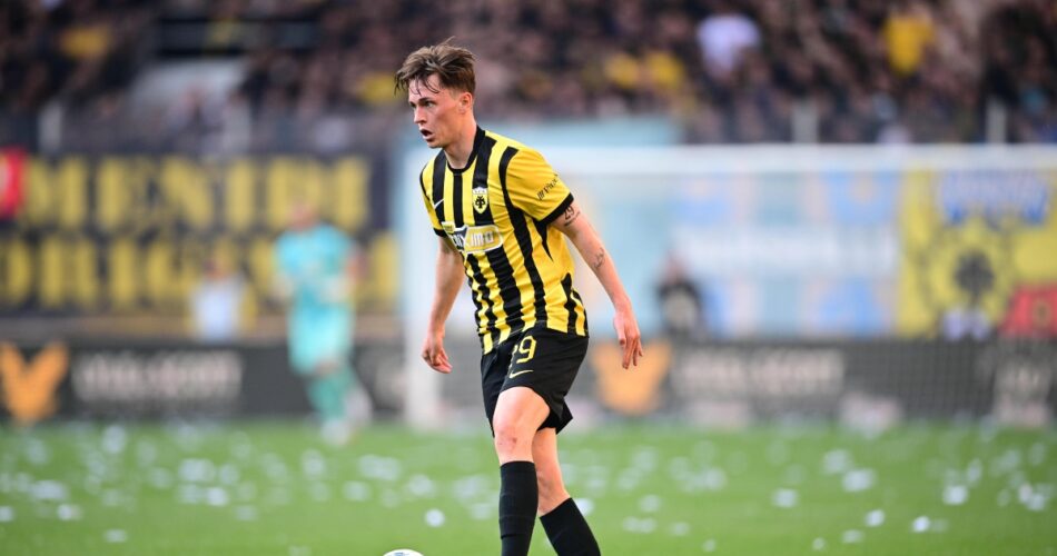 Ο Τζέιμς Πενράις με τη φανέλα της ΑΕΚ