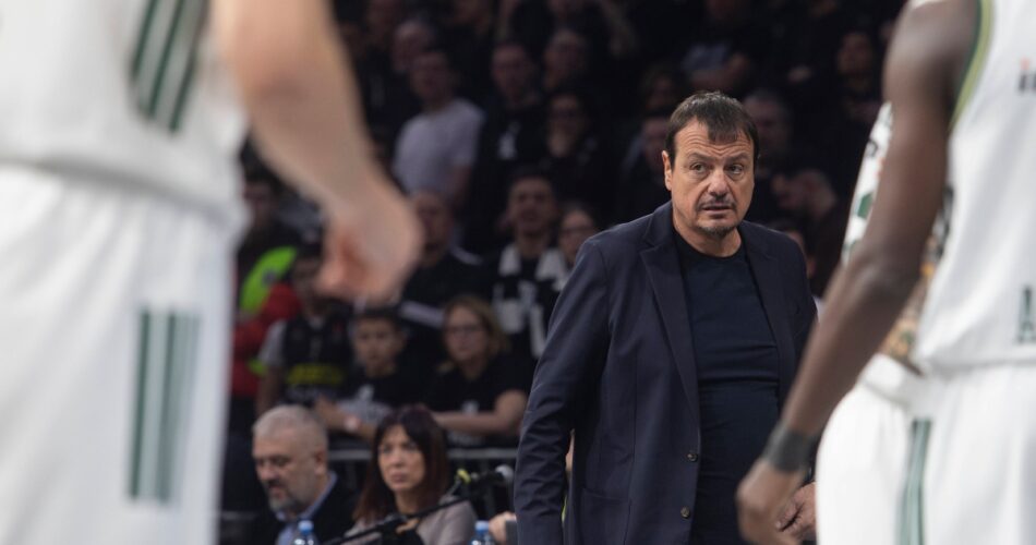 Ο Έργκιν Άταμαν σε αγώνα EuroLeague ως προπονητής του Παναθηναϊκού