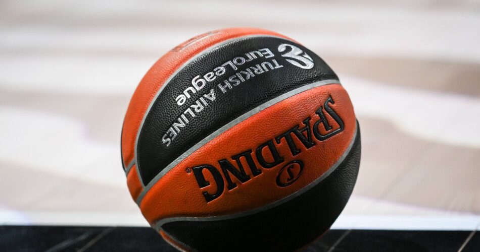 Γενική εικόνα από αγώνα της EuroLeague με το λογότυπο της διοργάνωσης.