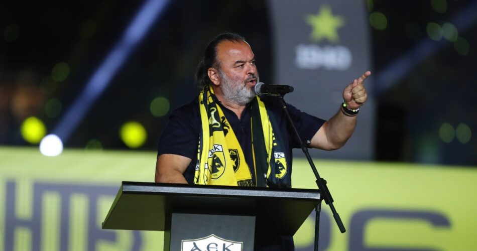 Ο Μάριος Ηλιόπουλος πανηγυρίζει στη φιέστα της ΑΕΚ μετά την κατάκτηση του πρωταθλήματος.