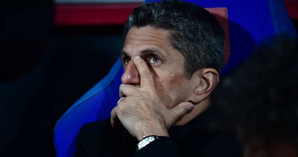 Ο Ραζβάν Λουτσέσκου κατά τη διάρκεια αγώνα του ΠΑΟΚ από τον πάγκο της ομάδας.