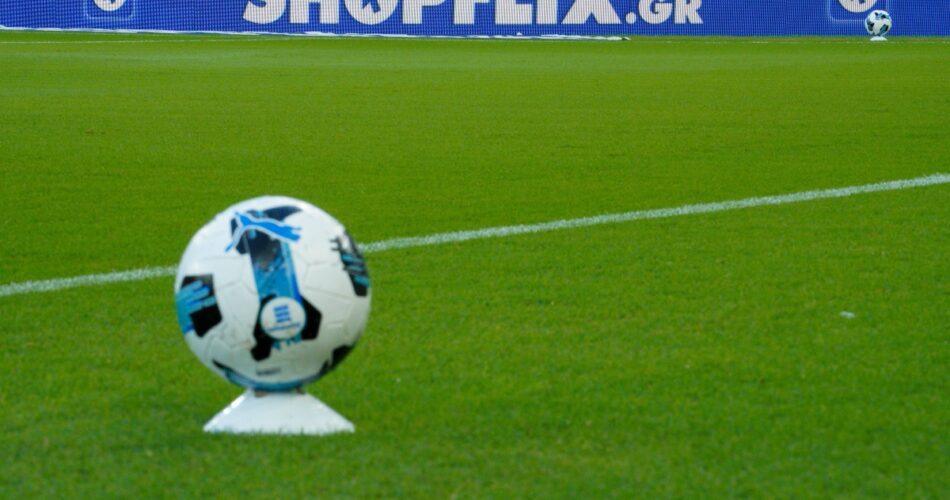 Η μπάλα της Super League πριν από τη σέντρα αγώνα του πρωταθλήματος
