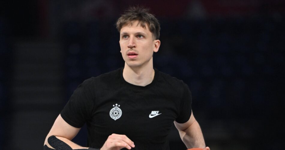 Ο Αλέξα Ραντάνοβ σε αγώνα της Παρτίζαν στην EuroLeague πριν από την αποχώρησή του